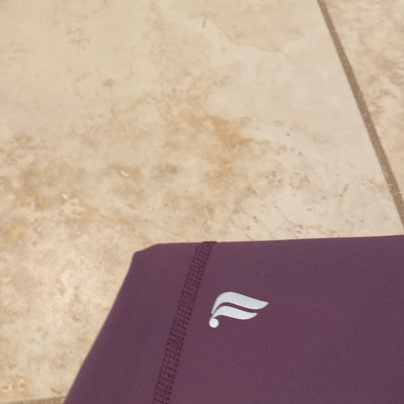 Fabletics Oasis Leggings NWT purple size medium - Picture 2 of 3